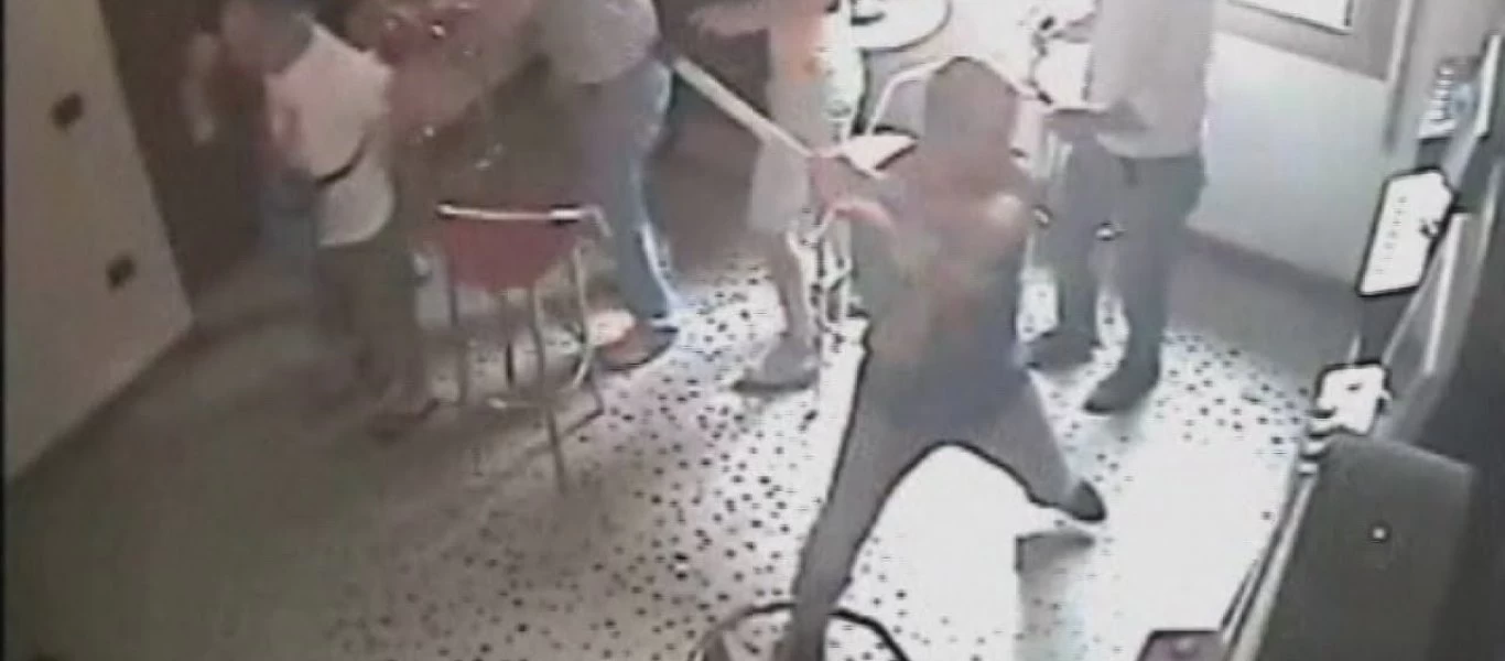 Βίντεο-σοκ: Η στιγμή της επίθεσης με τσεκούρι στην ΔΟΥ Κοζάνης - Πολύ σκληρές εικόνες